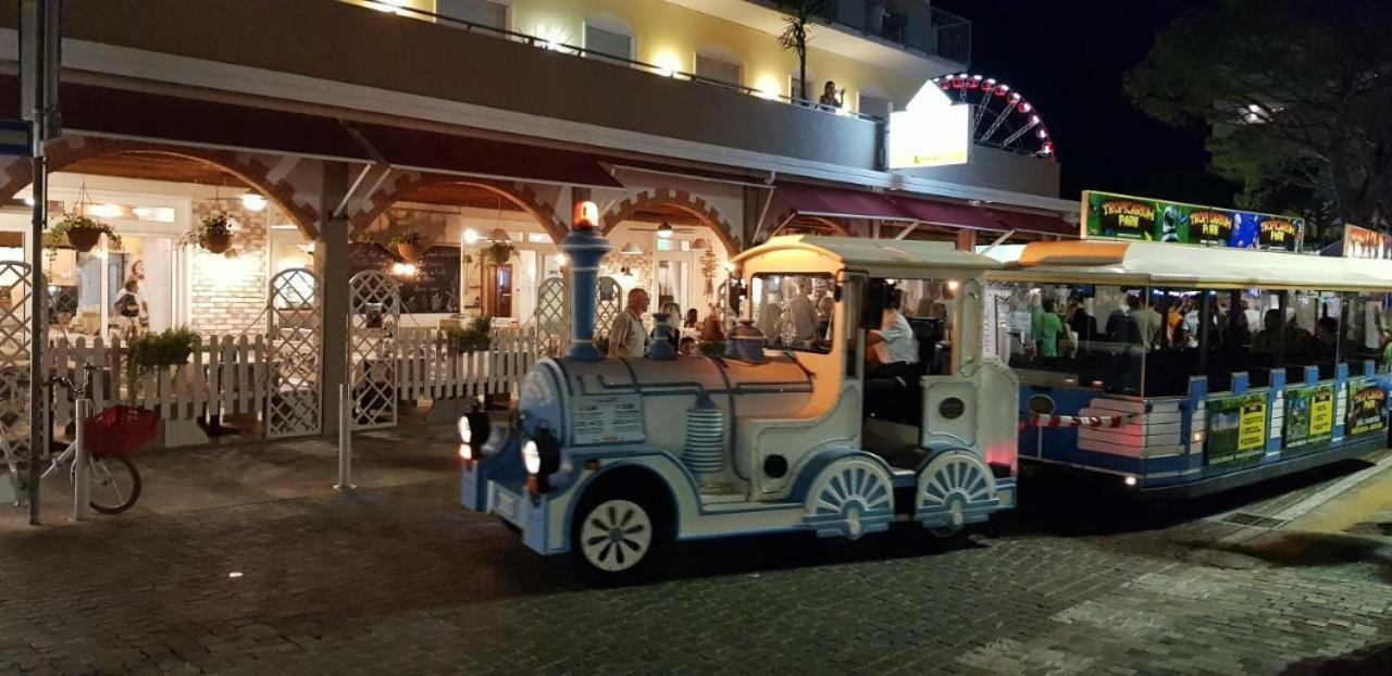 Hotel Colorado Lido di Jesolo Bagian luar foto
